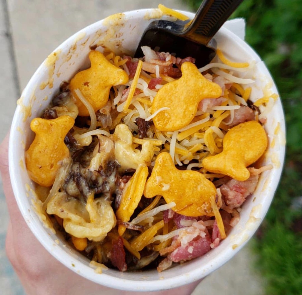 Loaded mac and cheese cup with toppings